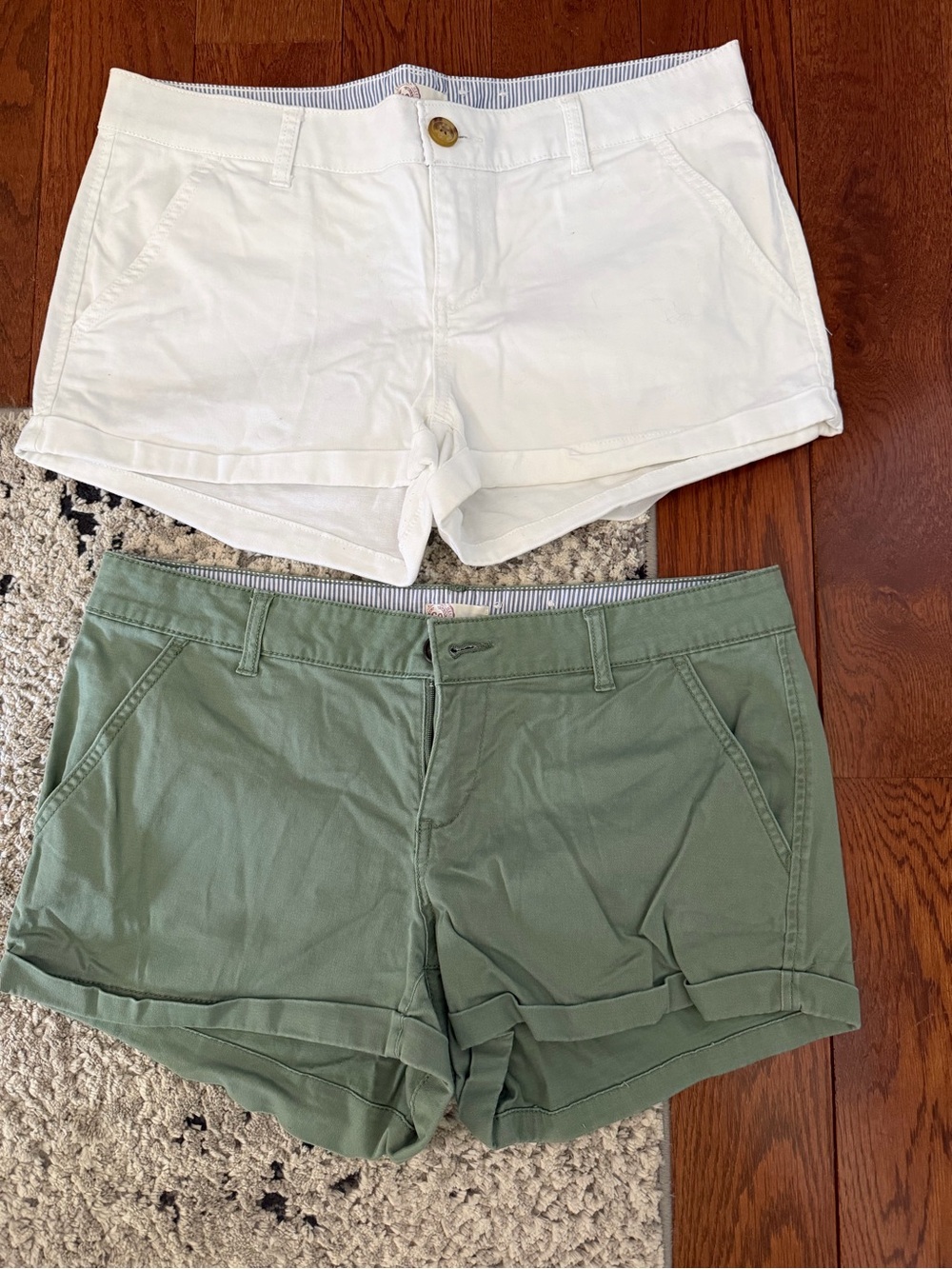 SO Women's Cuffed Shorts in White and Olive